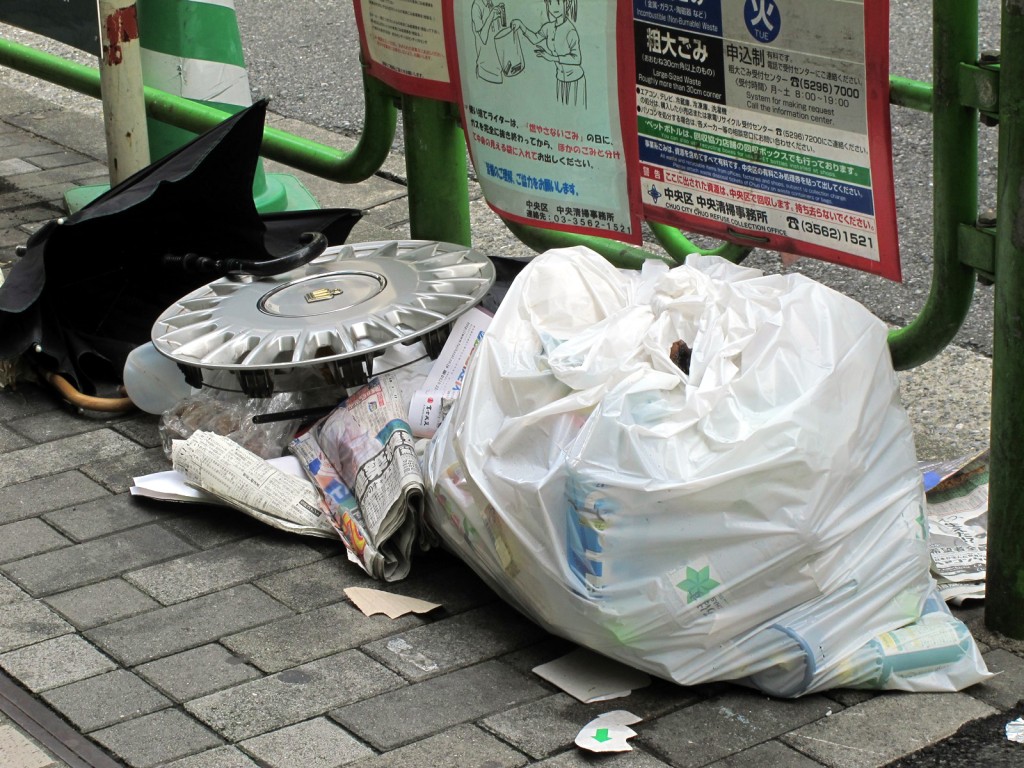 ゴミ置き場に放置されたゴミ袋