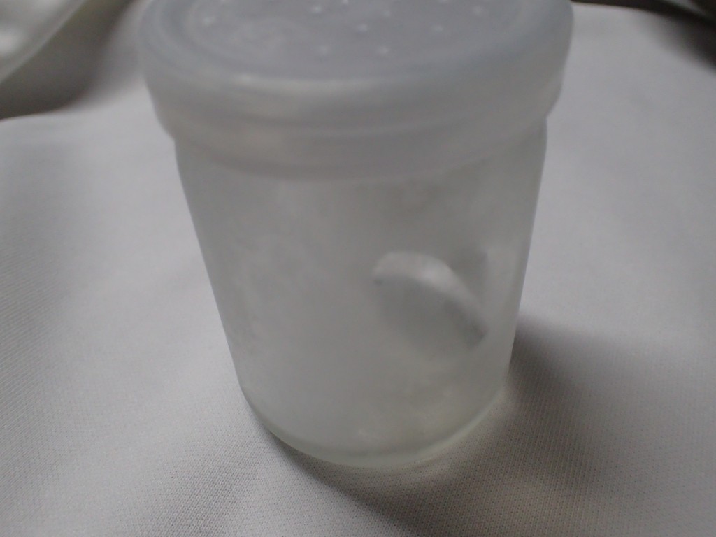 蚊の入った瓶を冷凍庫で30分冷やした