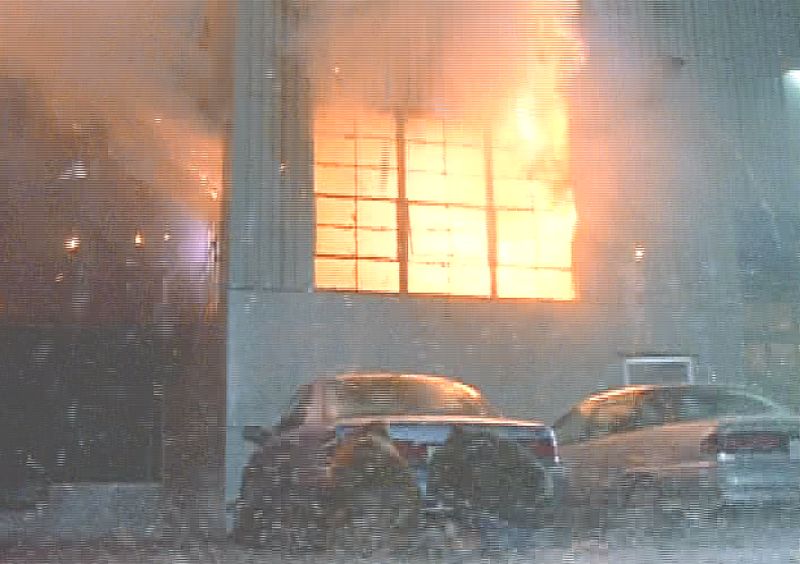 ドッカーン！と爆発して真っ赤な炎を上げて燃える工場