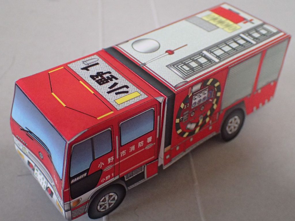 完成した消防車のペーパークラフト